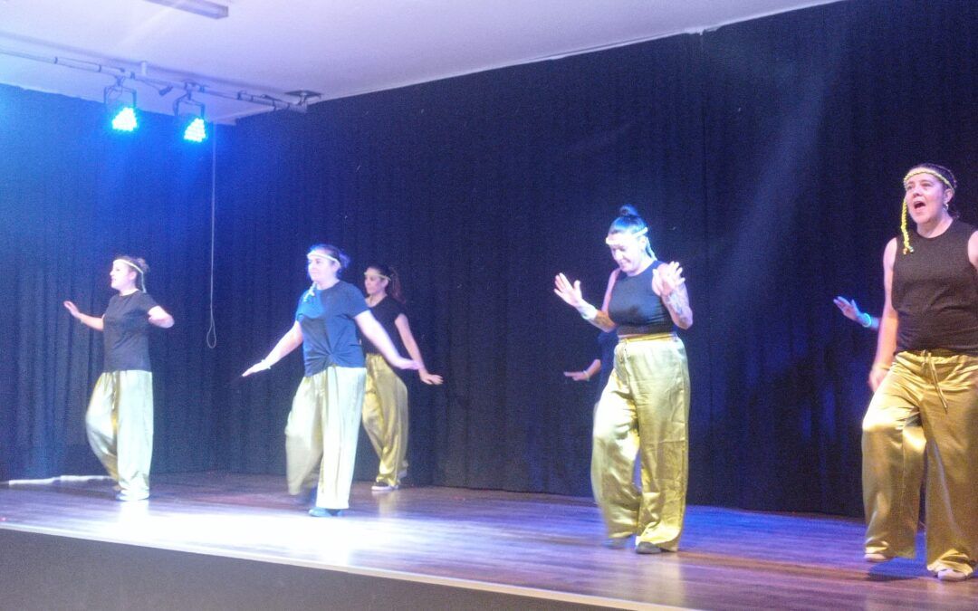 Exhibición de baile moderno adultos