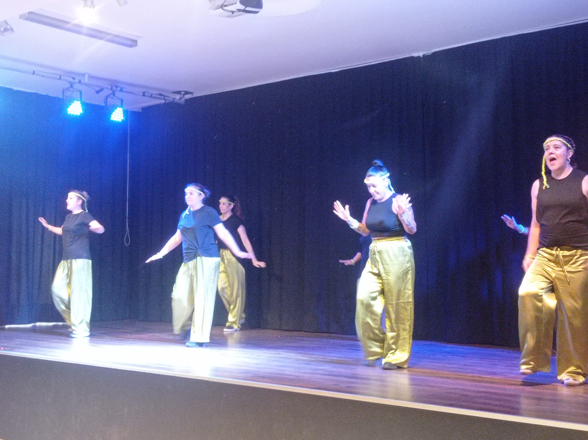 Exhibición de baile moderno adultos