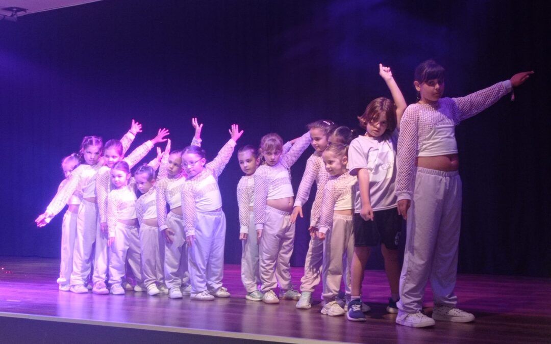 Exhibición de baile moderno infantil