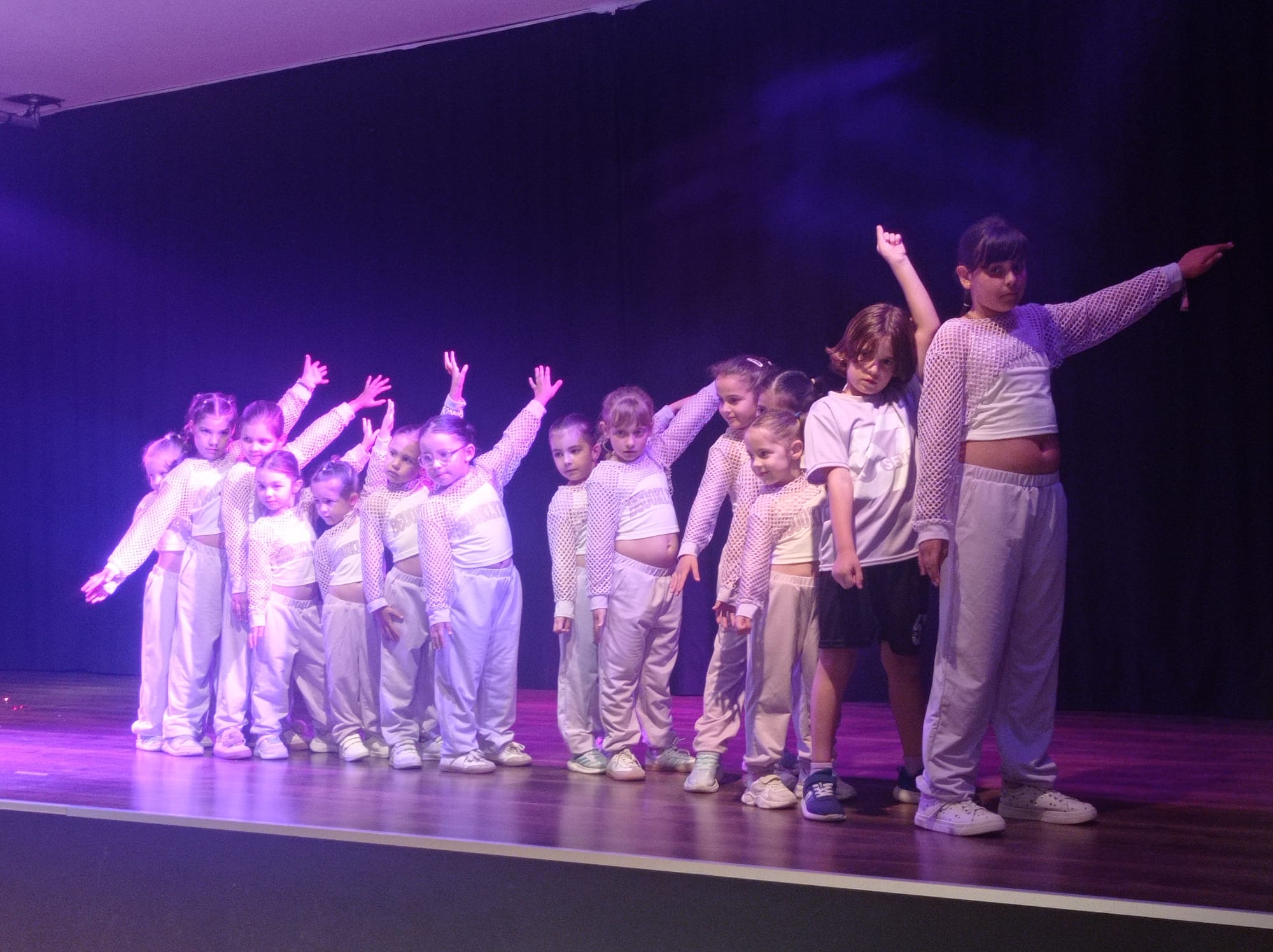 Exhibición de baile moderno infantil