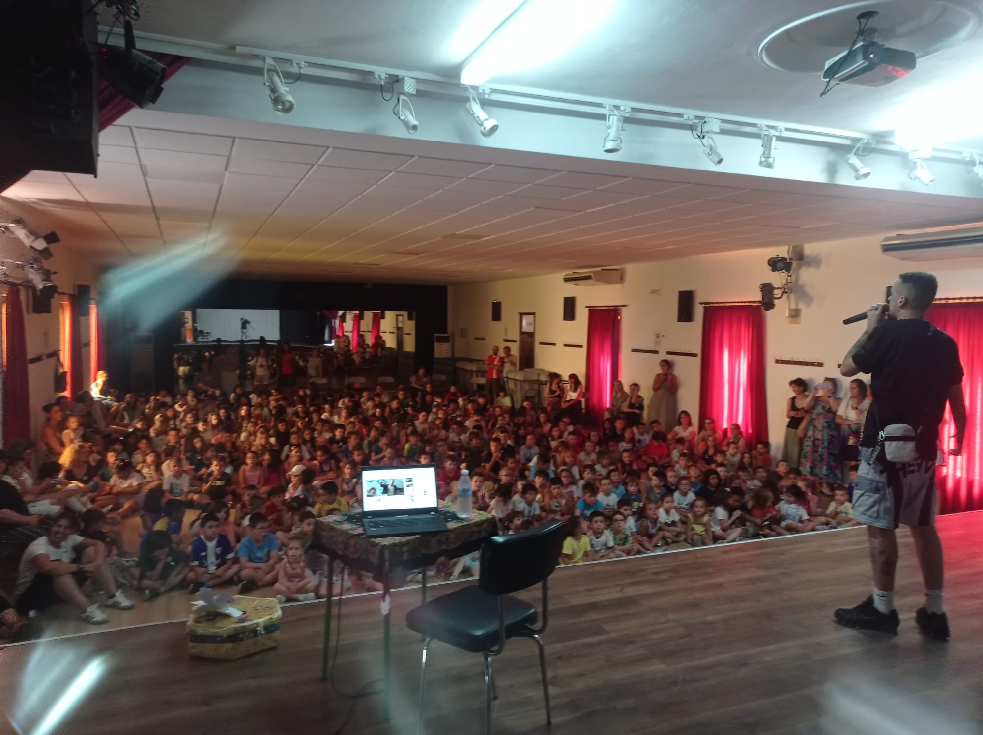 CRA María Moliner con el cantante Lemus